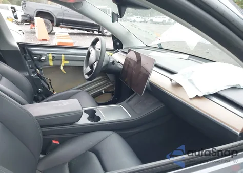 2023 Tesla Model Y Awd/Long Range Dual Motor All-Wheel Drive z USA, uszkodzony, nr VIN 7SAYGAEE6PF600769